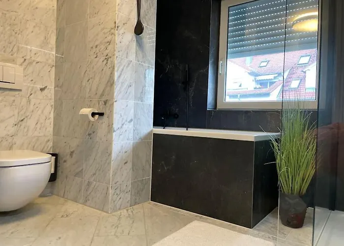 Grafschafft Angenehmes Wohnen - 2 Schlafzimmer I Tiefgarage I Balkon * بيرنا